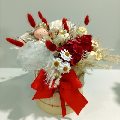 Caixa vermelha/creme com menina