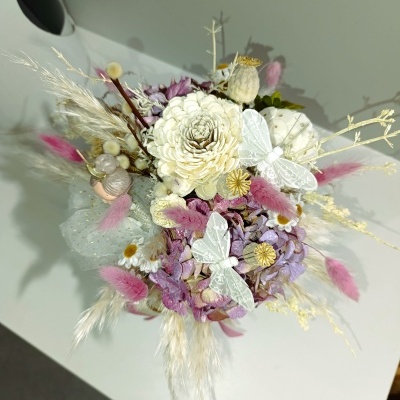 Caixa rosa com menina