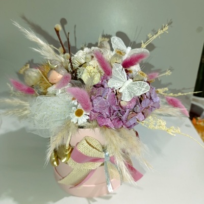 Caixa rosa com menina