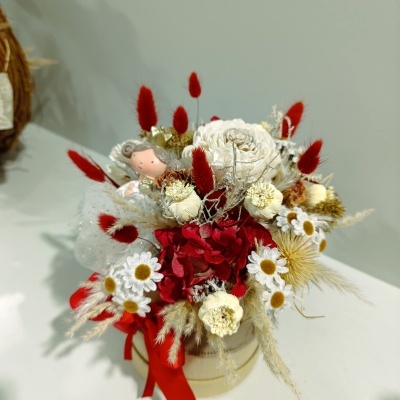 Caixa vermelha/creme com menina