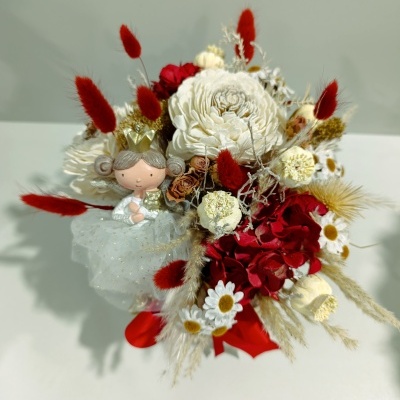 Caixa vermelha/creme com menina