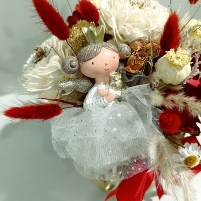 Caixa vermelha/creme com menina