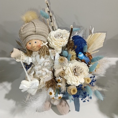 Decoração com boneca de tecido e flores secas coloridas em branco, azul e castanho