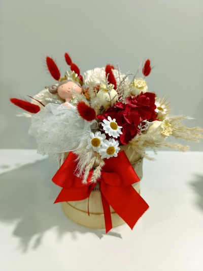 Caixa vermelha/creme com menina