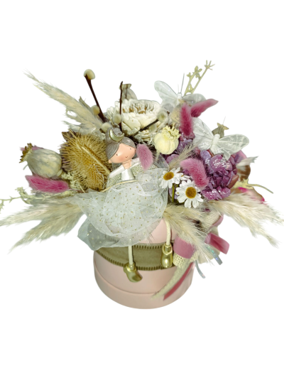 Caixa rosa com menina