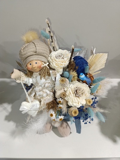 Caixa quadrada azul e branco com menina