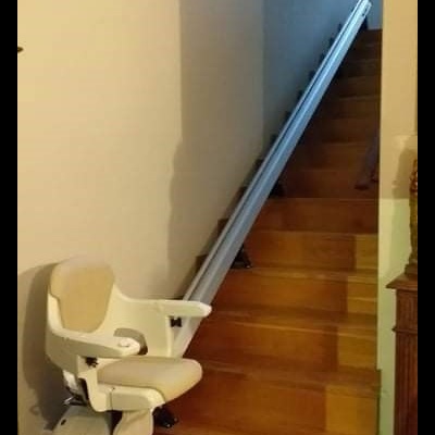 Cadeira elevatória para escadas interior em madeira com texto LIFTECH Move up