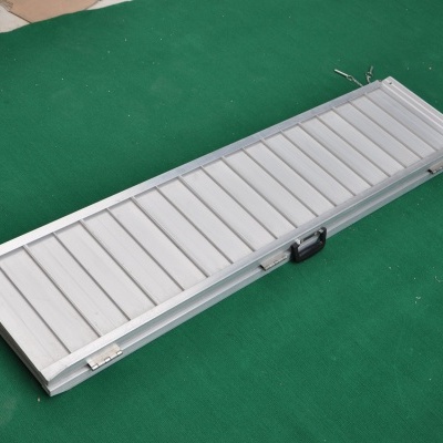 Rampa de alumínio dobrável e portátil 152 x 67 x 5 cm - 12.5 kgs - Alfa 837