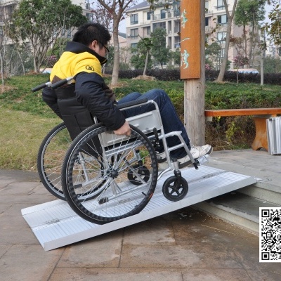 Rampa de alumínio dobrável e portátil 152 x 67 x 5 cm - 12.5 kgs - Alfa 837