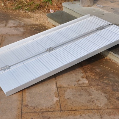 Rampa de alumínio dobrável e portátil 152 x 67 x 5 cm - 12.5 kgs - Alfa 837