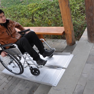 Rampa de alumínio dobrável e portátil 152 x 67 x 5 cm - 12.5 kgs - Alfa 837