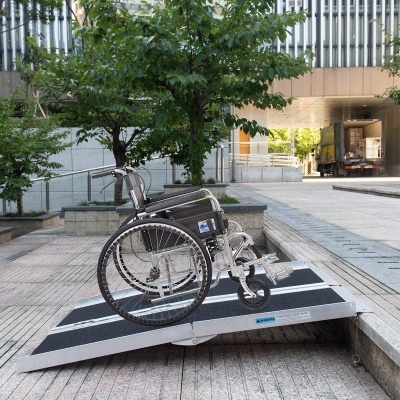 Rampa de alumínio dobrável e portátil 243 x 67 x 5 cm - 21.6 kgs - Alfa 840