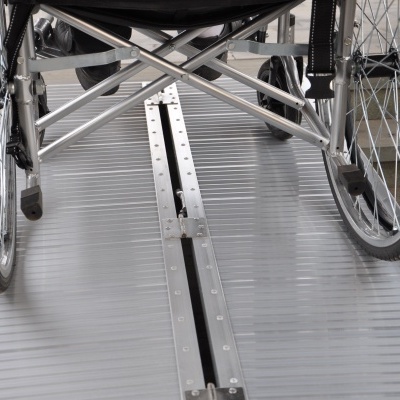 Rampa de alumínio dobrável e portátil 152 x 67 x 5 cm - 12.5 kgs - Alfa 837