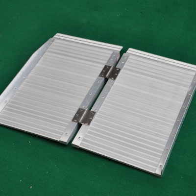 Rampa de alumínio dobrável e portátil 152 x 67 x 5 cm - 12.5 kgs - Alfa 837