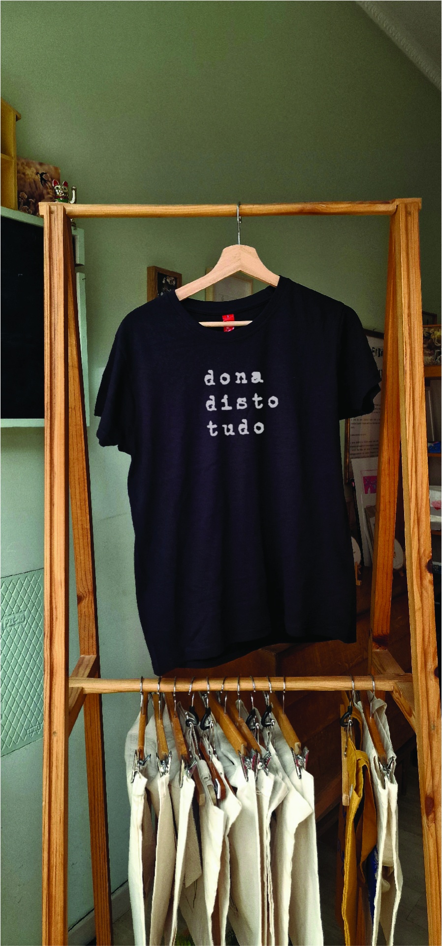 T-shirt 'dona disto tudo' em preto T-shirt 'dona disto tudo' em preto