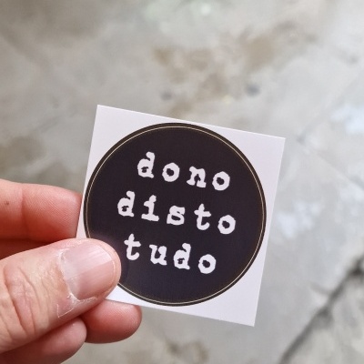Autocolante 'dono disto tudo'