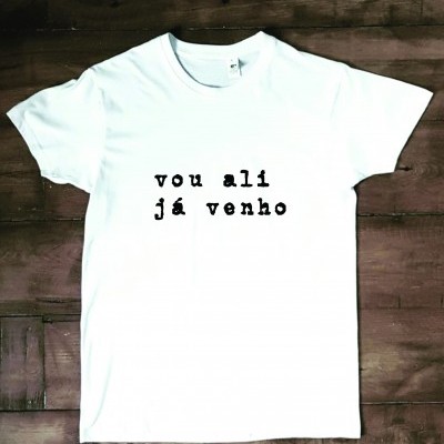 T-shirt 'vou ali já venho' em branco