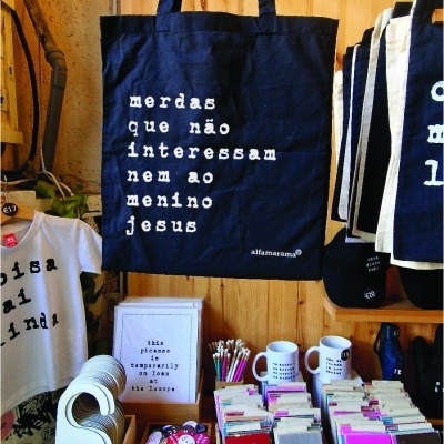 Saco 'merdas que não interessam nem ao menino jesus' preto