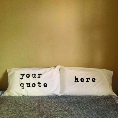 Conjunto de duas fronhas brancas personalizadas com frase à sua escolha!