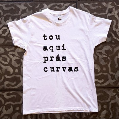 T-shirt 'tou aqui pros curvas'
