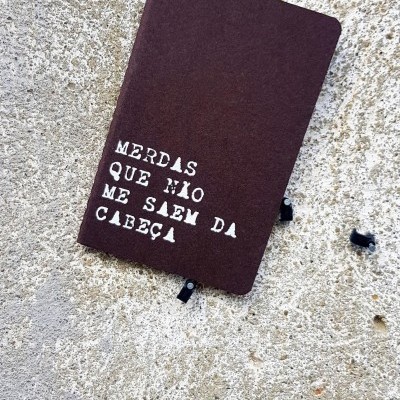 Caderno 'MERDAS QUE NÃO ME SAEM DA CABEÇA'