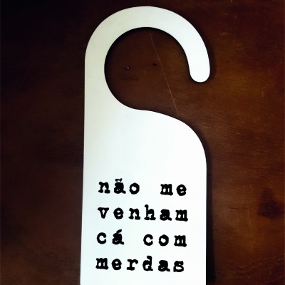 Door hanger 'não me venham cá com merdas'
