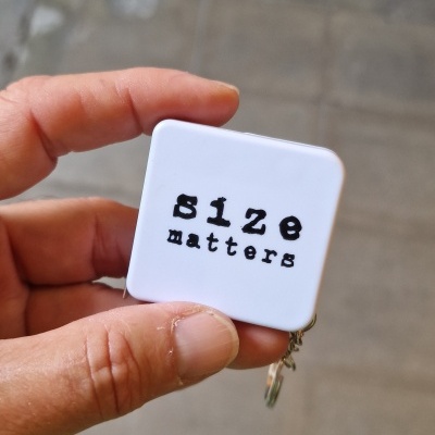 - Porta-chaves "Size Matters", com fita métrica e abre-garrafas!