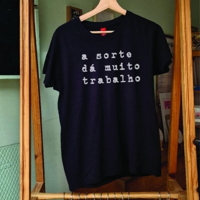 T-shirt 'a sorte dá muito trabalho' em preto