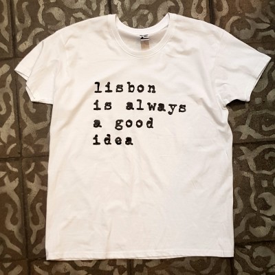 T-shirt 'Lisbon is always a good idea' em branco