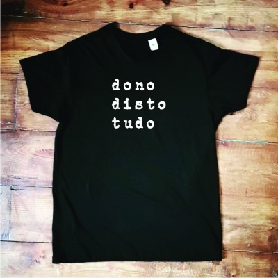 T-shirt 'dono disto tudo' em preto