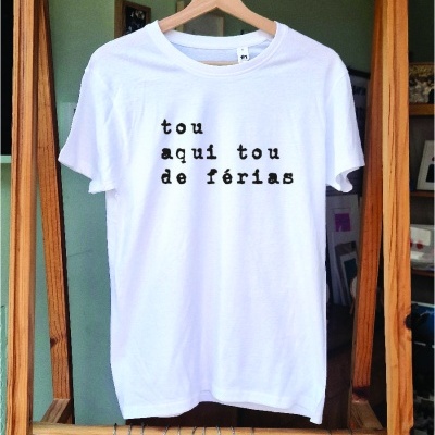 T-shirt 'tou aqui tou de férias' em branco