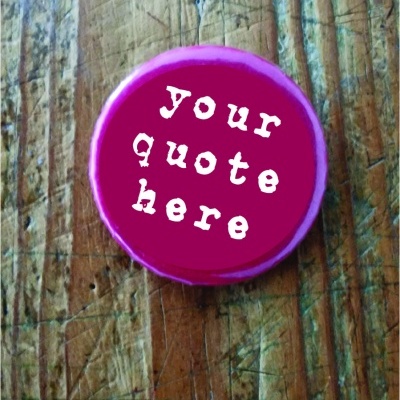 Crachá personalizado com uma frase à sua escolha!