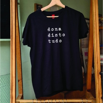 T-shirt 'dona disto tudo' em preto
