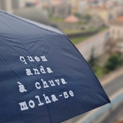 Chapéu de chuva dobrável "quem anda à chuva molha-se"