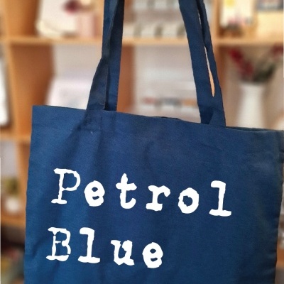 Saco azul petrol em tecido com texto branco Petrol Blue e New Winter Colour!