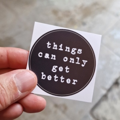 Autocolante 'things can only get better'