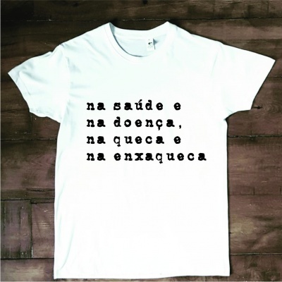 T-shirt 'na saúde e na doença, na queca e na enchaqueca' em branco