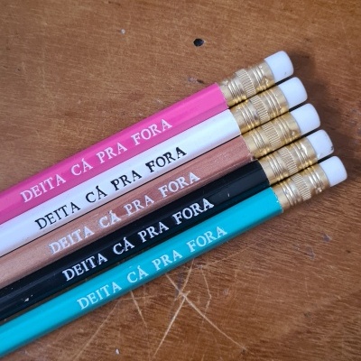 Lápis 'deita cá pra fora' (um lápis)
