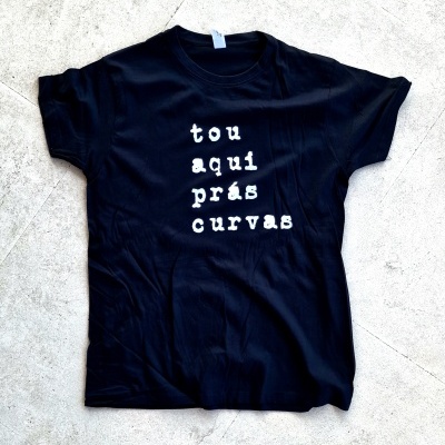 T-shirt 'tou aqui prás curvas' preta