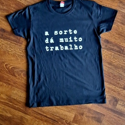 T-shirt 'a sorte dá muito trabalho' preta