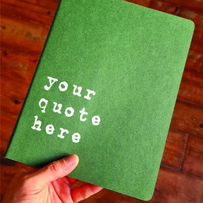 Caderno tamanho grande personalizado com uma frase à sua escolha!