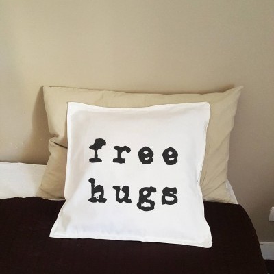 Almofada 'free hugs'