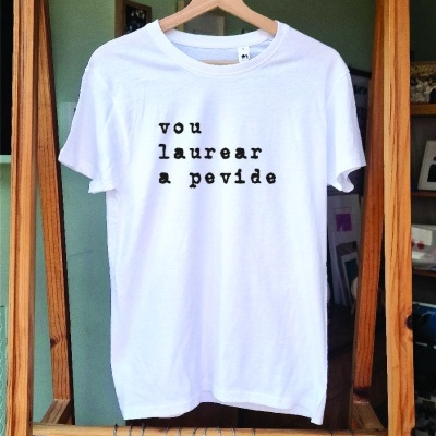 T-shirt 'vou laurear a pevide' em branco