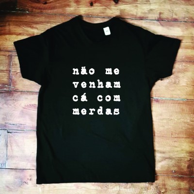 T-shirt 'não me venham cá com merdas' em preto