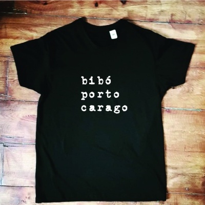 T-shirt 'bibó porto carago' preta