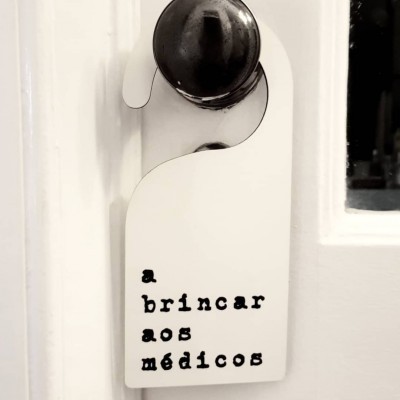 Door hanger 'a brincar aos médicos'