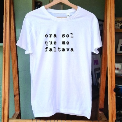 T-shirt 'era sol que me faltava' em branco