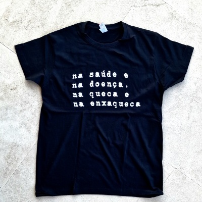 T-shirt 'na saúde e na doença, na queca e na enxaqueca' preta