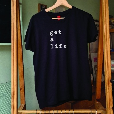 T-shirt 'get a life' em preto