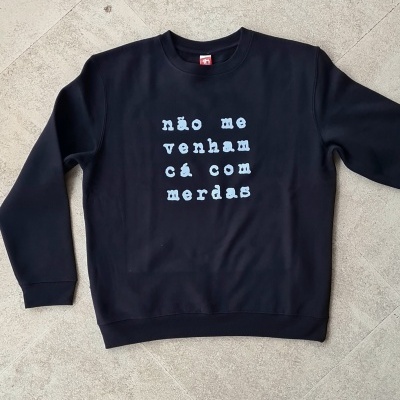 Sweater 'não me venham cá com merdas' preta